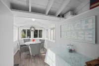 Coastal Cottage in Pt.Judith Walk to Beaches, BI Ferry, Ice Cream,Aunt Carries.