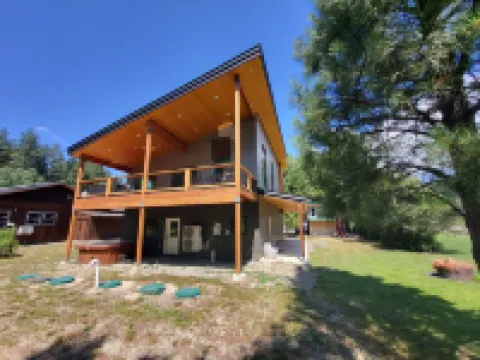 Modern Charming 3-Bedroom House in Marvelous Ronald with WiFi, AC, Ping Pong. Hotels in Ronald