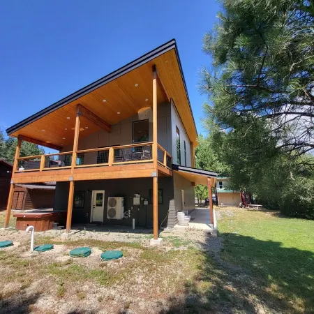 Modern Charming 3-Bedroom House in Marvelous Ronald with WiFi, AC, Ping Pong.