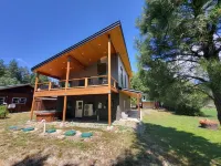 Brand new charming 3-bedroom house in marvelous Ronald with WiFi, AC, hot tub.