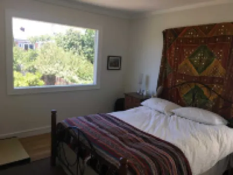 Beautiful 2BR Open Floor Plan Apt, Garden & Sauna