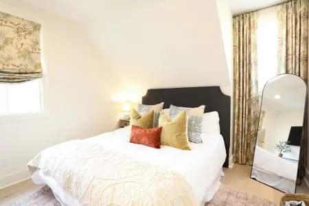 Sweet Baby Magnolia at The Lamar...Charming  Cottage By the Square near Campus!