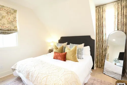 Sweet Baby Magnolia at The Lamar...Charming  Cottage By the Square near Campus!