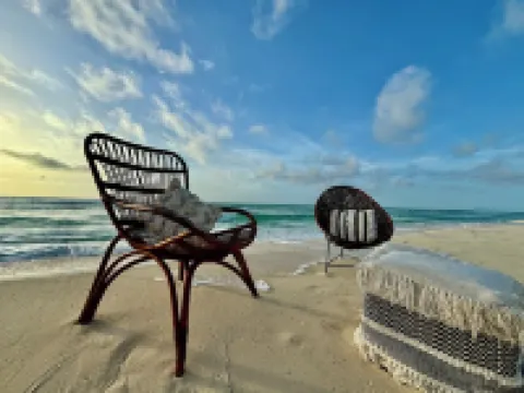 Beachfront 3 Bdrs. Sleeps 7, Staff on Site, Chef, Kayaks, Private Beach