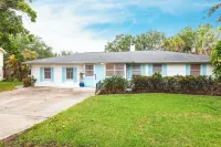 4-bedroom heated pool house 5 minutes to the beach Hotels in Osprey