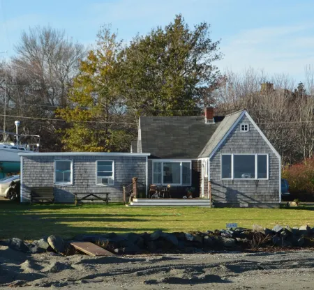 3-bedroom waterfront house with use of marina facilities in charming Jamestown!
