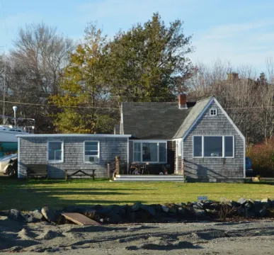 3-bedroom waterfront house with use of marina facilities in charming Jamestown!