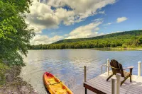 Great Barrington Lakeside Getaway w/ Kayak & Grill - Parkplatz