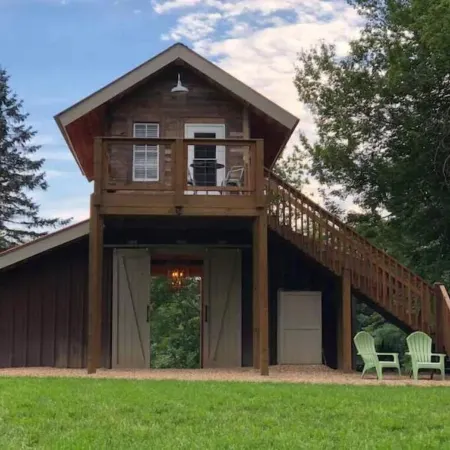 LINVILLE MOUNTAIN BARN LOFT on WEDDING VENUE, Hot Tub, FARM,close to attractions