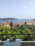 Studio flat in private road with magnificant balcony view of Cap Ferrat