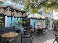 Charming 2-bedroom condo with WiFi, AC in lovely Sandyport,Bahamas Hotels in Olde Towne Sandyport