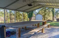 Relaxing 3/2 House Family Friendly & Pet Friendly with huge picnic pavilion