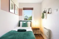 2BR Comfort Stay | Kitchen, Lounge & Sleeps 4