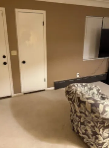 Luxury 2BR with spa bath, huge kitchen & living room—prime Toledo location!