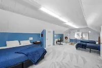 Downtown Ottawa Retreat: Sleeps 15, Heated Indoor Pool, Hot Tub, Sauna, 5BR/4BA