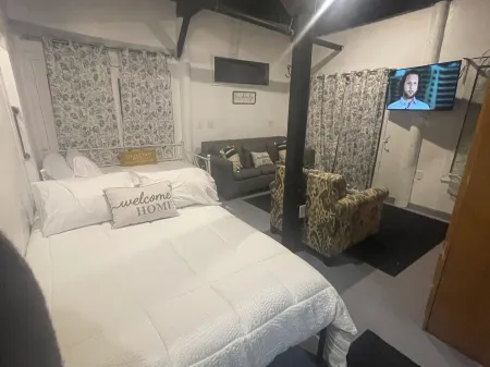 Vintage & Affordable Unit 4 of 6