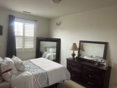 Cozy & Bright Townhouse, Pool+Basketball+Tennis Across the Way Hotel in zona Chapman University Harry and Diane Rinker Health Science Campus