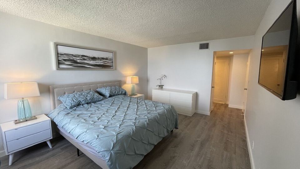 Beachfront Ocean view 2 bedroom 2 bath Condo in Hollywood Beach Sea Air Towers