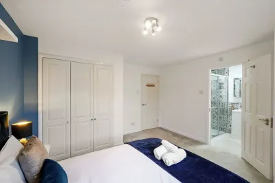 Beautiful 5 bedroom house in Stone,Aylesbury, 2 Free parking Hotels near Stoke Mandeville