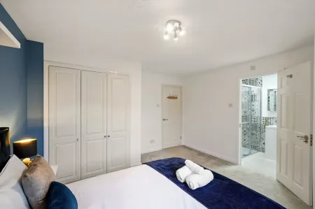 Beautiful 5 bedroom house in Stone,Aylesbury, 2 Free parking Отели в г. Стон вит Бишопстон энд Хартуэлл