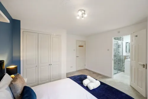 Beautiful 5 bedroom house in Stone,Aylesbury, 2 Free parking