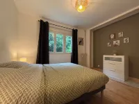 2 bedroom apartment Vals les bains with balcony 5 minutes from the thermal baths 발-레-방 호텔