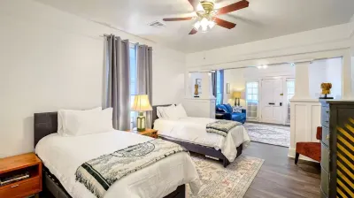 1 Block to Trolley, Short Walk to Historic Cemeteries, Clean, Coffee Bar Hotels near Foilage Park