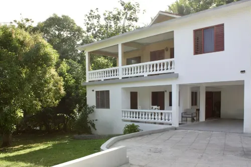 Serene Getaway-Charming 2-BR apartment with AC, WIFI in delightful Montego Bay Hotels in Reading