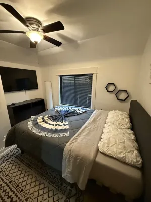 Charming house in Oak Park. Free parking. 15 mins to downtown Chicago