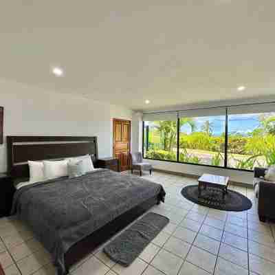 Renovated Large Oceanfront house, 5 bedrooms 4bath w/pool and tropical gardens Rooms