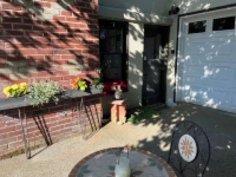 Serene Neighborhood Near Beach; under 10 Min. to Hospitals, Universities, & DT