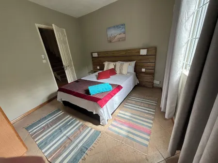 West Riviera - Centrally Located Apartment close to the beach with breakfast. Отели рядом с достопримечательностью «Касела Уорлд оф Адвенчерс»