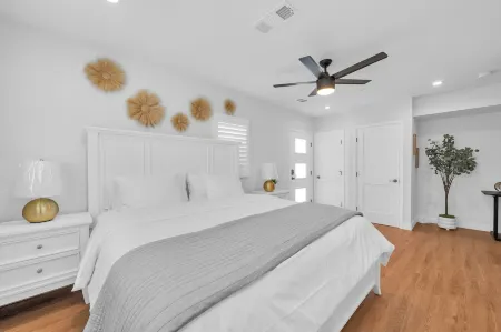 Glendora Route 66 Home Newly Renovated Spacious 4-bedroom with 6 bathrooms Отели в г. Глендора