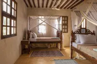 Dive in to our pool and feel the breeze at Mbibo House in the Shela sand dunes のホテル