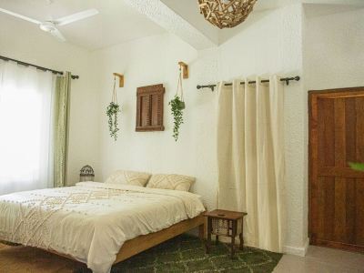 African funhouse: 3bedroom villa with a creek view, pool, jacuzzi & lot more...