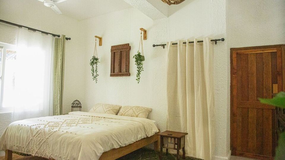 African funhouse: 3bedroom villa with a creek view, pool, jacuzzi & lot more...