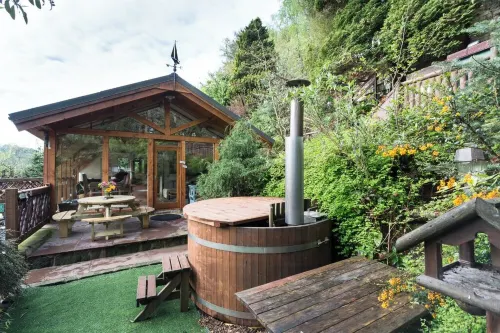 Waters edge boathouse  Rudyard lake   short breaks    kayaks  fishing hottub