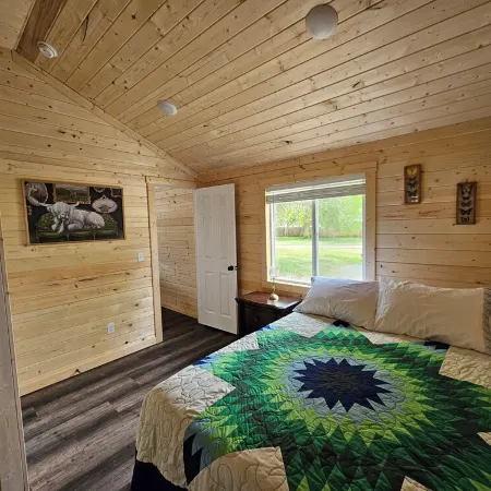 Cozy cabin in a quiet neighborhood near downtown Hamilton