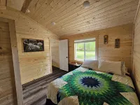Cozy cabin in a quiet neighborhood near downtown Hamilton