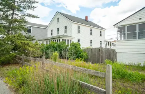 Reno'd 7-bedroom getaway steps from Hampton harbor 5 min walk to Seabrook Beach!