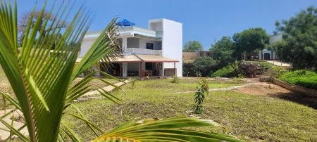 Double room in Diani, shared pool + kitchen, approx. 850 meters to the Indian Ocean Отели в г. Мсамбуэни