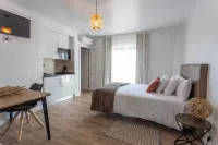 Room with private bathroom and balcony with nature view in Casa das Vinhas, Sesimbra