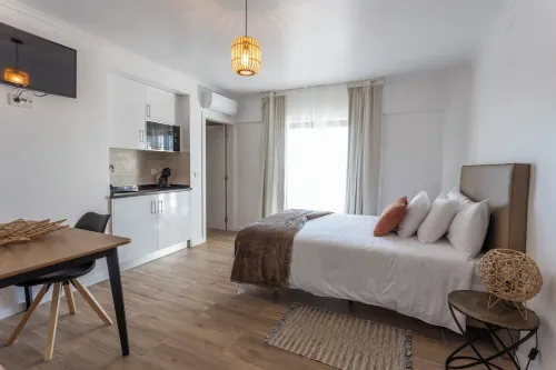 Room with private bathroom and balcony with nature view in Casa das Vinhas, Sesimbra