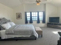 Luxe 4-bedroom Sierra Madre Hilltop Escape Hotels in Sierra Madre