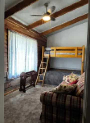 3-bedrooms, 2 bathrooms upstairs cabin in charming French Lick with AC