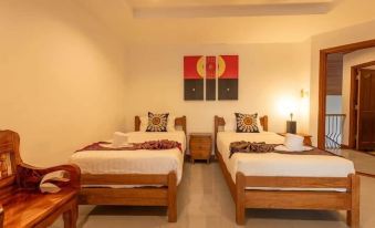 CoconutPalmsJacuzzipoolhugeproperty v136