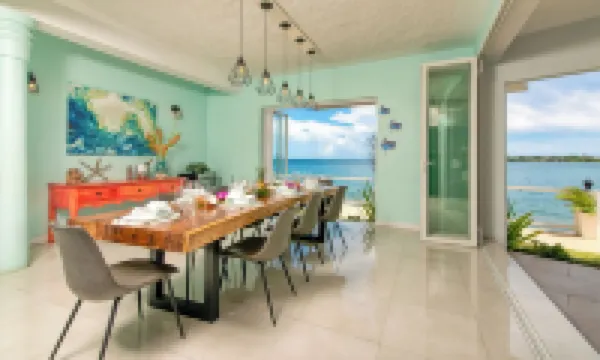 Spacious 5-bedroom villa w/ Private Beach Access 1 minute away in, St. Ann