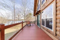 Charming 2-bedroom cabin with AC, WiFi on private lake in Dunlap, Tennessee - Homestays