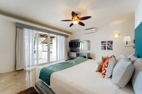 Crown Villa - Luxury Beachfront 8 bedroom property