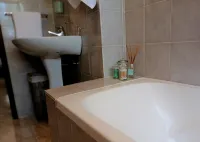 Spacious holiday home in cozy complex. Walking distance from the nature reserve. Hotels in Eshowe